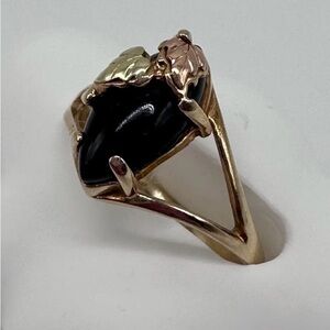 Elegant Black and Gold Women's Ring